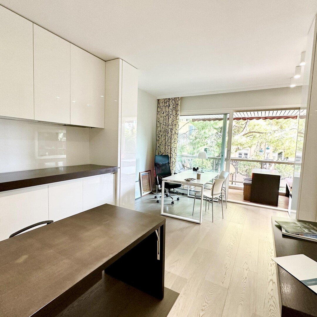 Contemporary studio apartment with parking | Golden Square