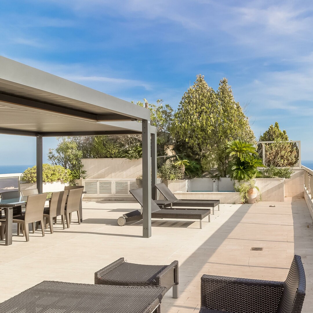 Two large apartments to be joined in Jardin Exotique District