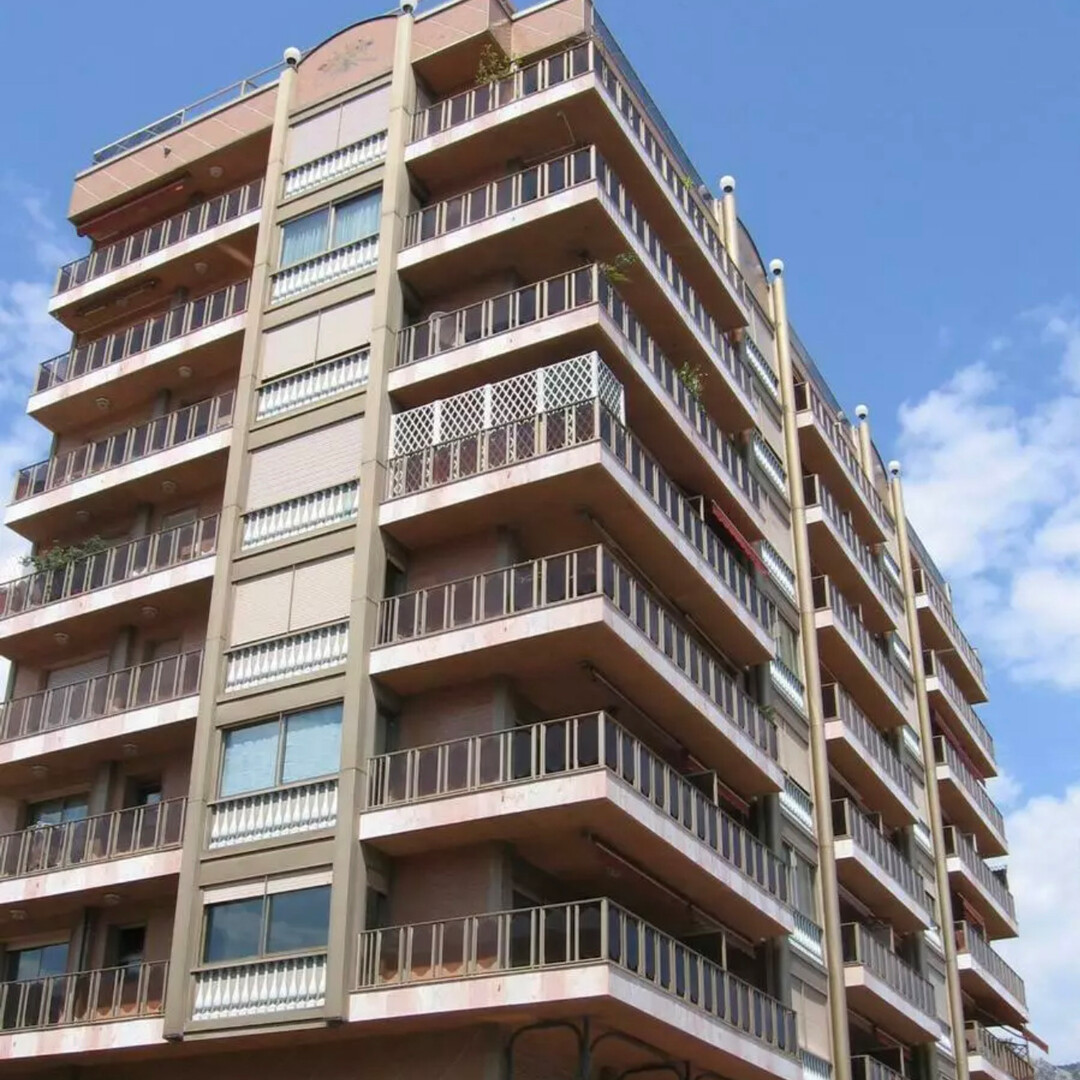 LARGE PARKING SPACE IN A LUXURY BUILDING