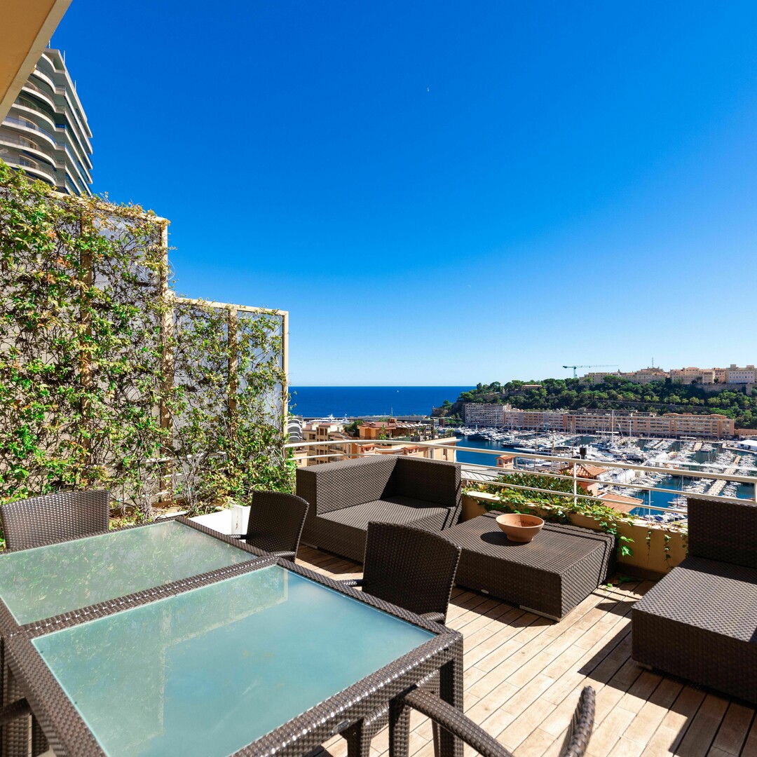 SPACIOUS ONE BEDROOM APARTMENT WITH TERRACE AND SEA VIEW