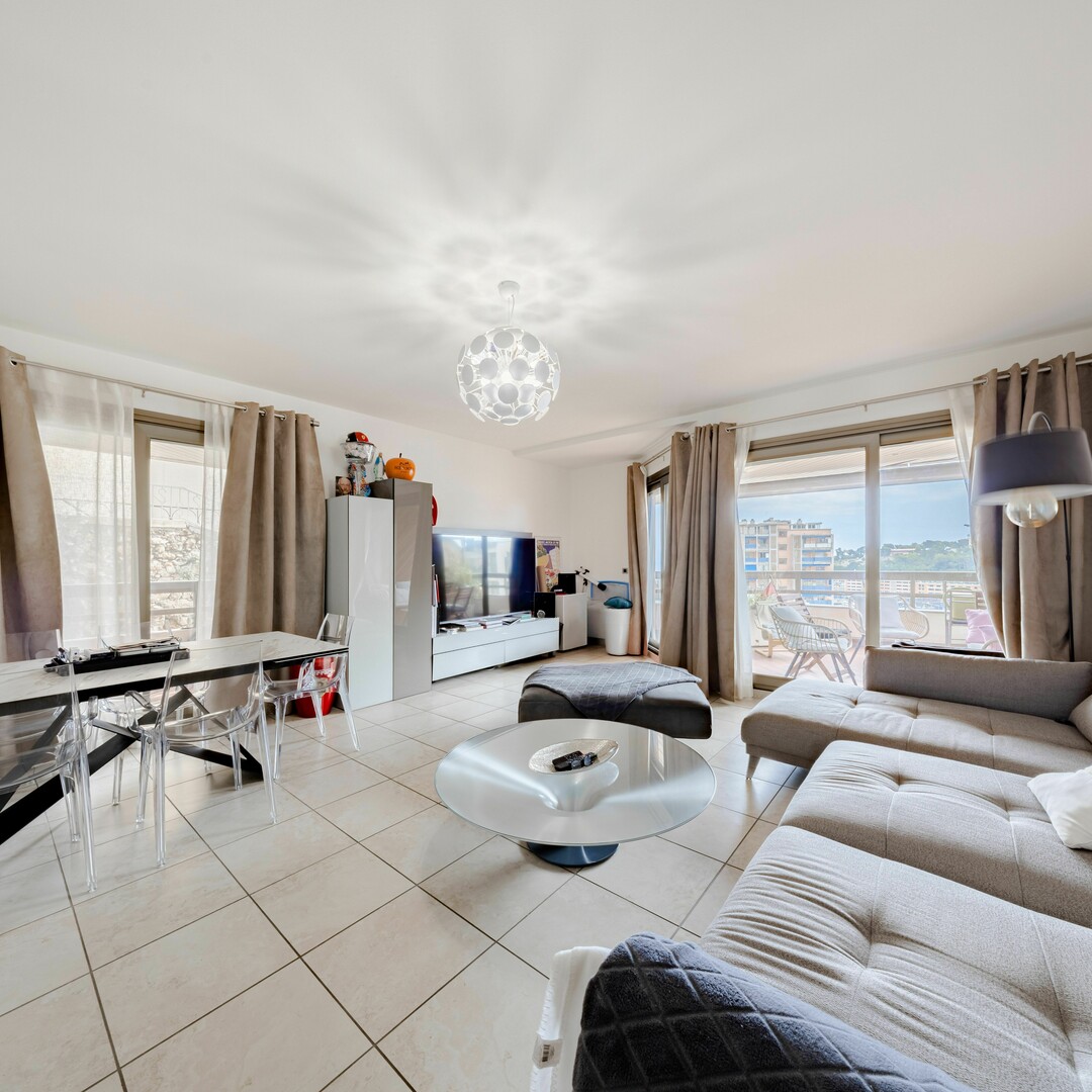 LARGE 3 BEDROOM APARTMENT