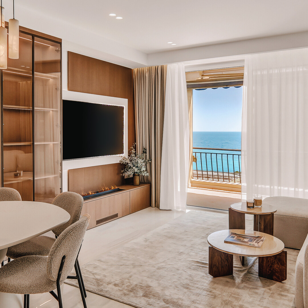 STUNNING FULLY RENOVATED CENTRAL 3-BEDROOM APARTMENT