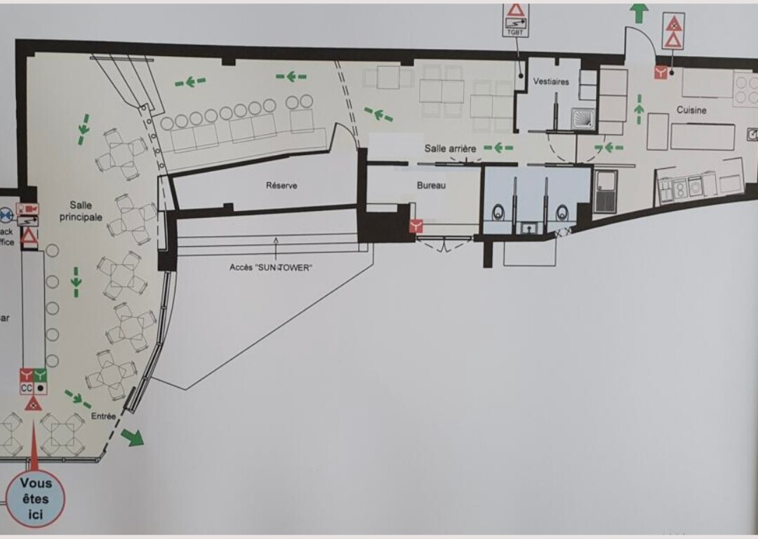 COMMERCIAL WALLS IN THE GOLDEN SQUARE