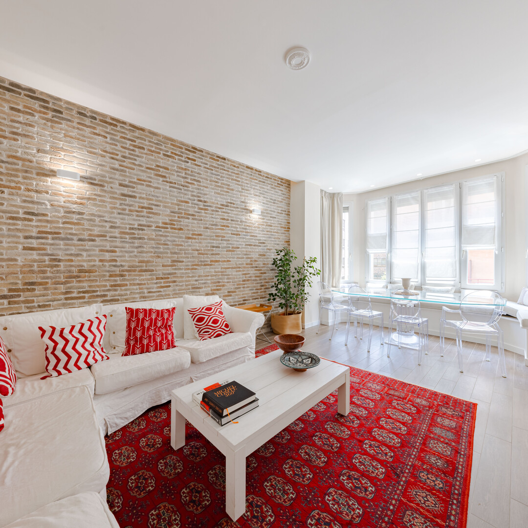 2/3 BEDROOM  APARTMENT RENOVATED