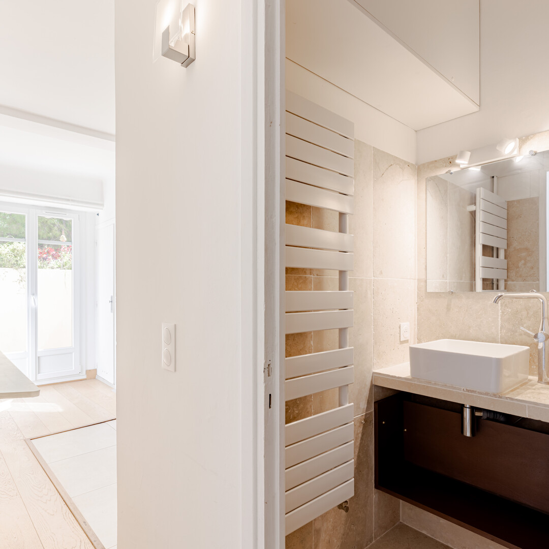 CHARMING MIXED-USE STUDIO