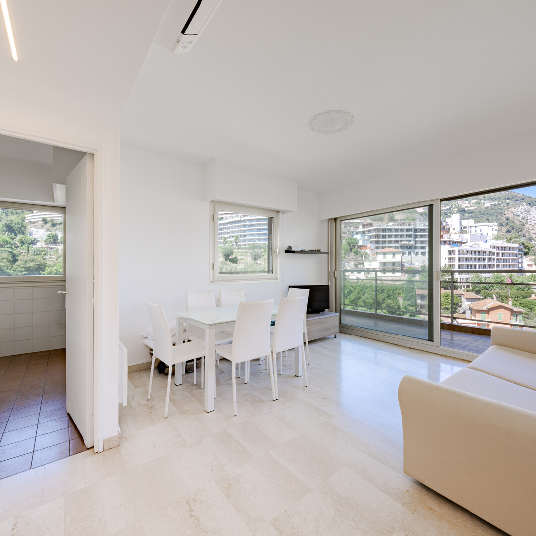 LUMINOUS 1-BEDROOM CORNER APARTMENT