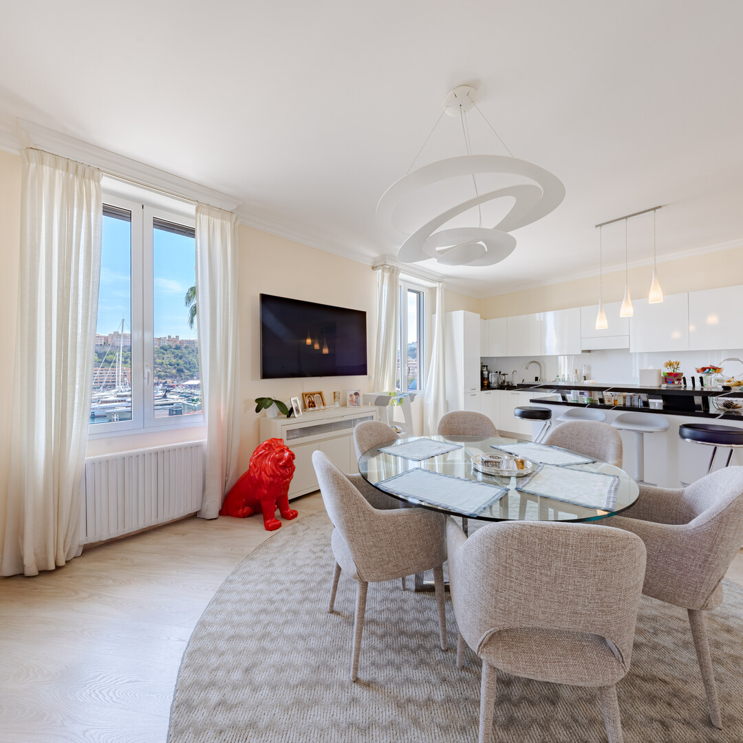 SPACIOUS 4-BEDROOM APARTMENT WITH PORT VIEWS