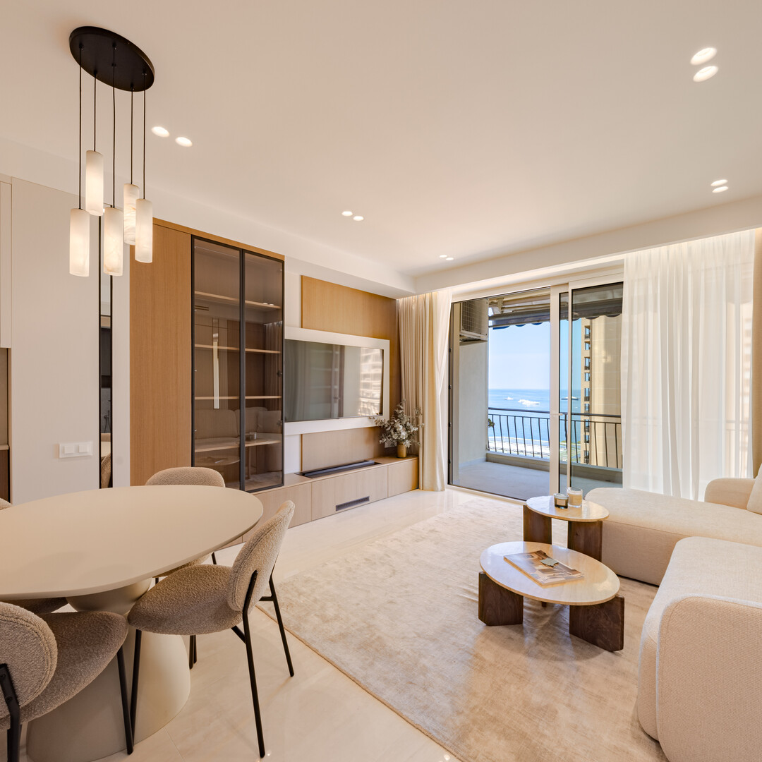 STUNNING FULLY RENOVATED CENTRAL 3-BEDROOM APARTMENT