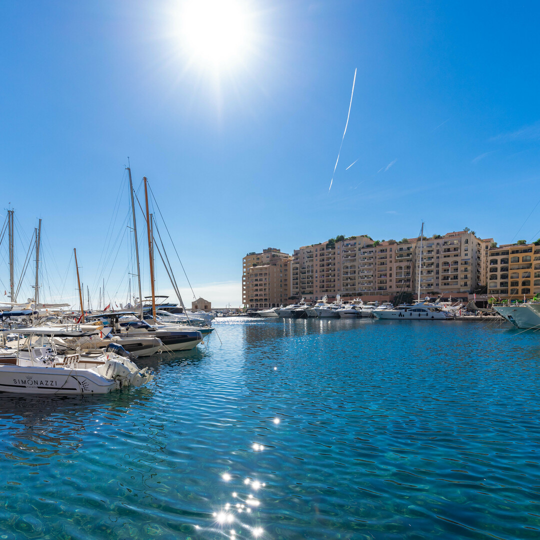 RETAIL SPACE WITH SHOP WINDOW