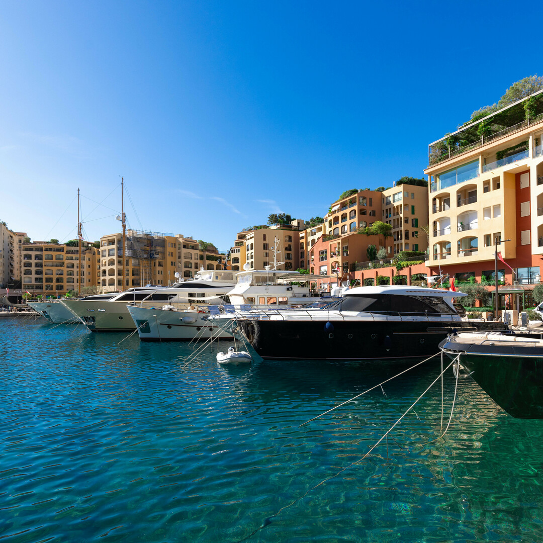 OFFICE WITH LARGE SHOP WINDOW