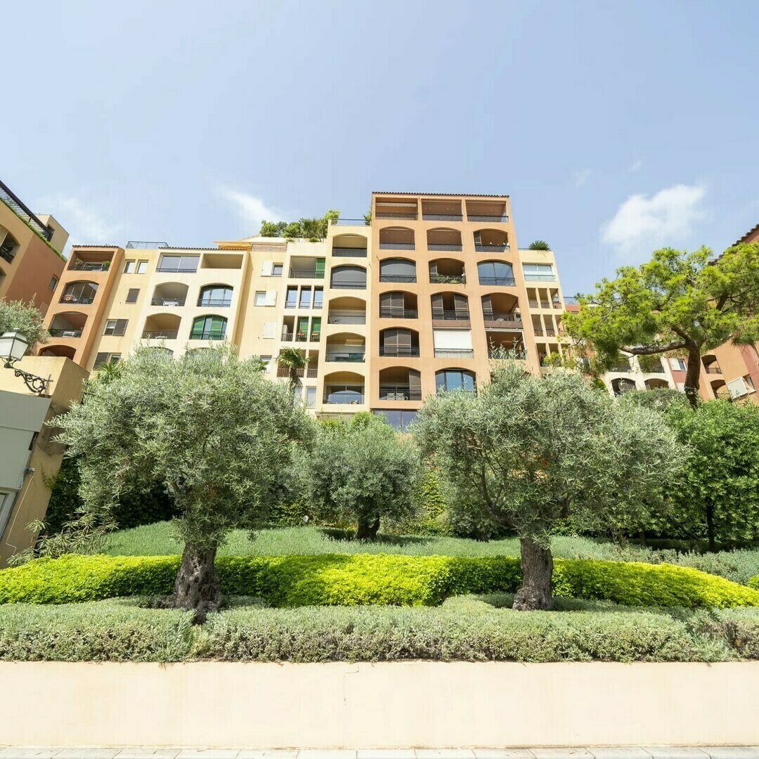 Luminous Offices With Double Access & Vitrine