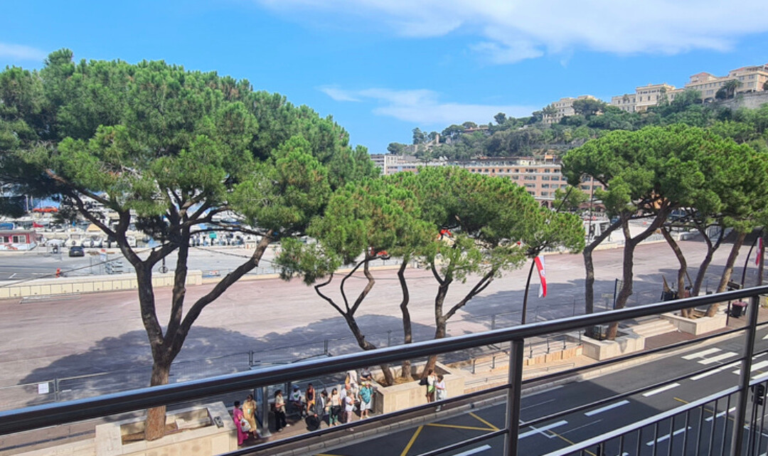 2 Bedroom Apartment With Front Row F1 Track Views