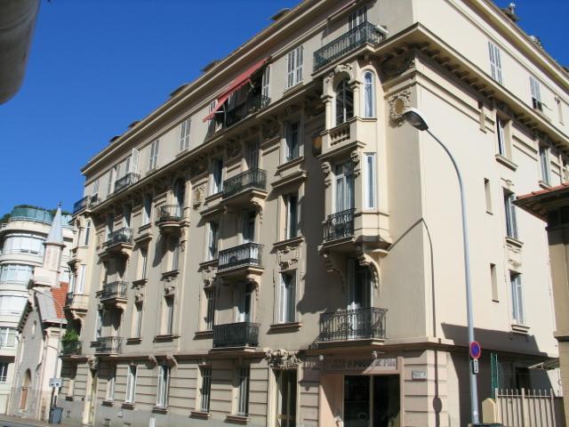 Sole Agent – High-end renovated luxury apartment with sea view