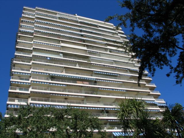 Sole Agent – High-end renovated luxury apartment with sea view